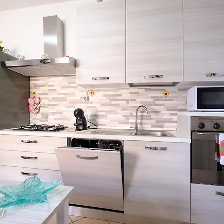 - A Due Passi Dal Lungomare E Centro Citta Apartamento *